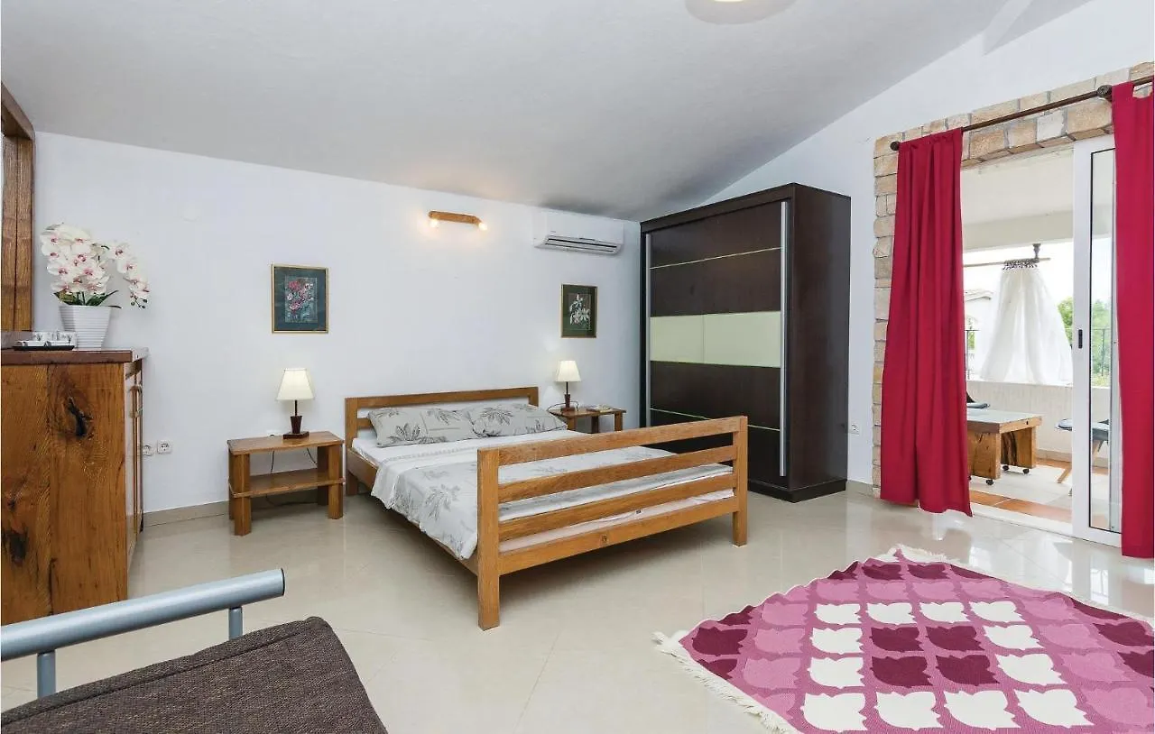 1 Bedroom Cozy Apartment In ヴィル